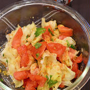 トマトと蒸しキャベツのラー油サラダ
