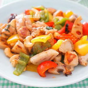 鶏肉と彩り野菜のスタミナカシューナッツ炒め（腰果鶏丁）