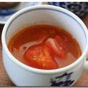 ざく切りトマトと玉ねぎのニンニク風味スープ