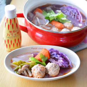  ハリッサ入りの肉団子を楽しむ紫キャベツと根菜の鍋