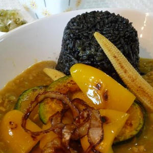 黄色い野菜カレーとイカスミライス のレシピ みんなのスパイスレシピ大集合サイト スパイスブログ