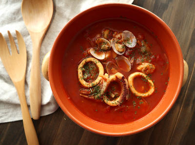 サフラン風味の魚介スープ