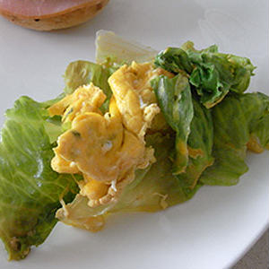 レタスと卵の炒め物　タラゴン風味