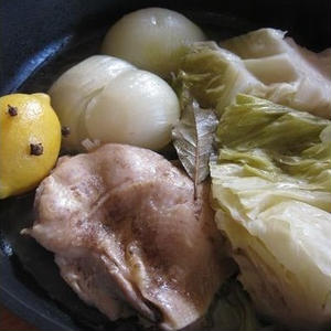 タジンポットでモロッコ風レモンと鶏の煮込み