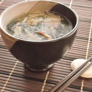 松菜とエノキでタイ風スープ