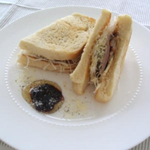 鴨の燻製のサンドイッチ