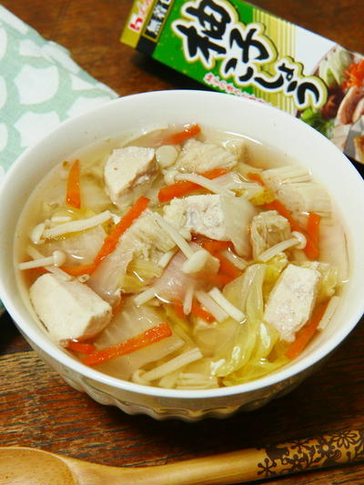 白菜とえのきと鶏胸肉の和風ピリ辛スープ