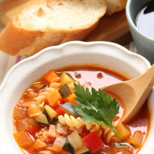 パプリカ香るパスタ入りたっぷりお野菜のスープ