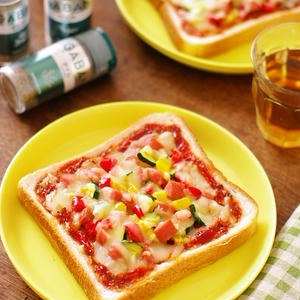 ハーブ香るピザソースと食パンde彩り野菜とソーセージのピザ