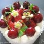 さくらんぼといちごのデコレーションケーキ