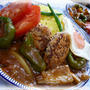 トマトとピーマンどっさりカレー　〜 即席メンチカツのせ 〜
