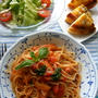 ウインナーとトマトのパスタと、レタスサラダ