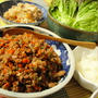肉と野菜のそぼろとご飯のサニーレタス包み！