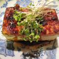 ホットプレートなら熱々が〜ニンニクバター醤油の豆腐ステーキ by まゆニャンさん