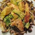 きのこのオーブン焼きに囲まれた〜鶏とブロッコリーのカレークリームチーズソース by まゆニャンさん