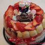 お祝い＆クリスマスケーキ☆イチゴと桃のシャルロット