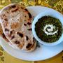 ほうれん草のカレーとインドチックなパン。
