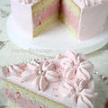 ピンクの苺ムースデコレーションケーキ