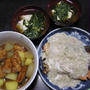今日の晩御飯：貧乏メニュー（生鮭ホワイトソース、水菜の湯豆腐、イカ天の煮物）