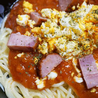 たまごのっけミートソースパスタ