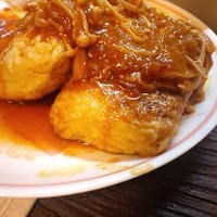 鶏挽肉の油揚げ包み焼き～トマトソｰスがけ