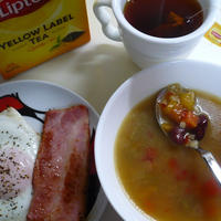 リプトン紅茶と野菜のコンソメスープとベーコンエッグ