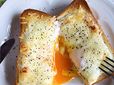 とろ〜り卵の絶品カルボナーラ風味トースト